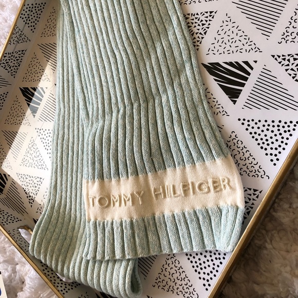 Tommy Hilfiger scarf and hat - Picture 4 of 6